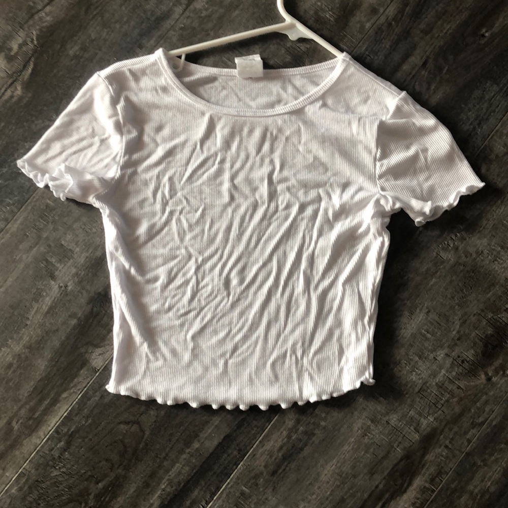 white cropped tee
